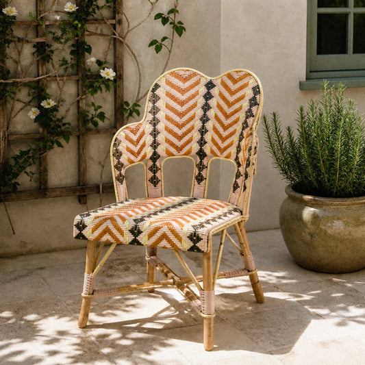 Chaise de bistrot parisienne en rotin vs chaise Thonet : bois courbé et rotin tissé main comparés