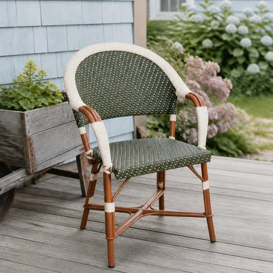 Chaises bistrot françaises en rotin, en intérieur et en extérieur : le guide pratique