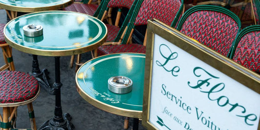 La terrasse du Café de Flore à Paris et ses chaises de bistrot en rotin tissé main