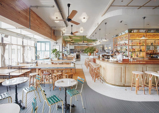 Le tabouret haut en rotin de Maison Louis Drucker