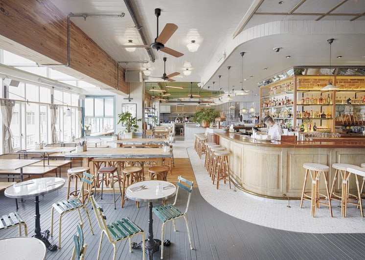 Le tabouret haut en rotin de Maison Louis Drucker