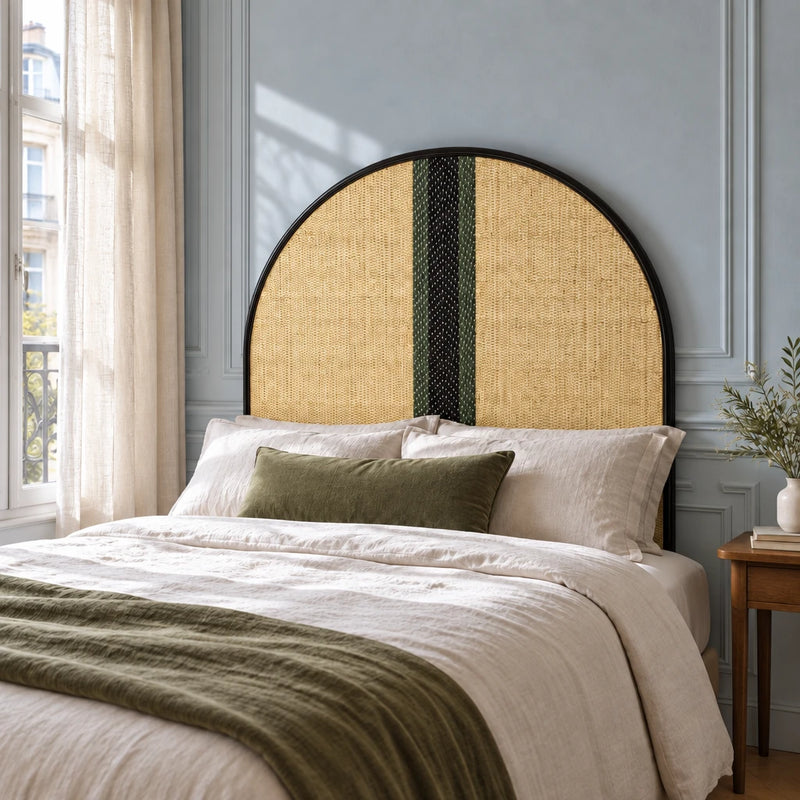 Chambre parisienne, moulures et lin