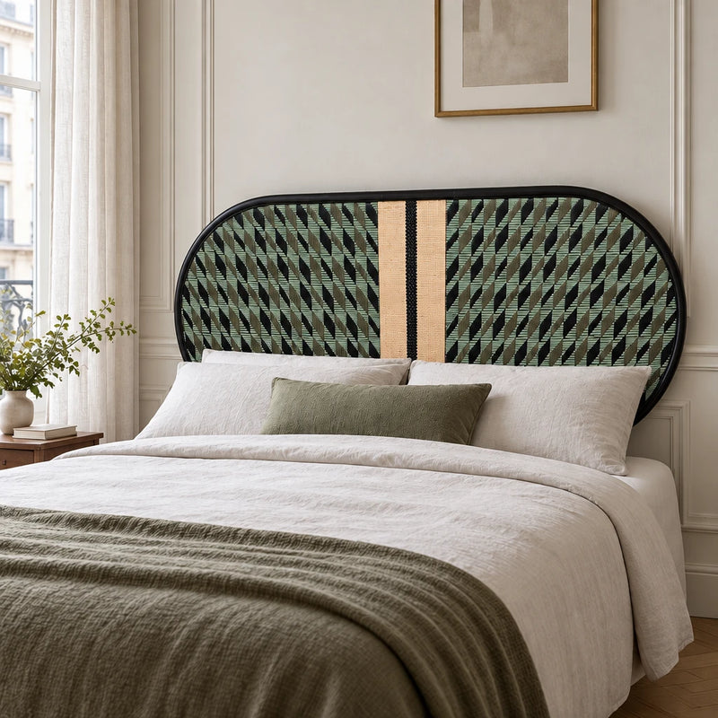 Chambre parisienne, moulures et lin